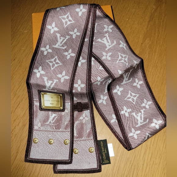 Louis Vuitton Bandeau scarf in beautiful burgundy and gold accents - Picture 6 of 9